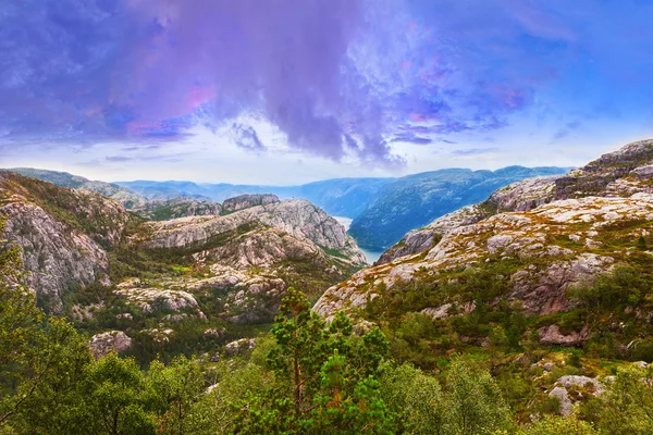 在峡湾 Lysefjor Cliff Preikestolen 途中山 — 图库照片