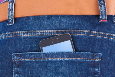Kot pantolon ve cep telefonu