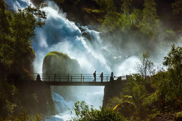 Cascada cerca del glaciar Briksdal - Noruega — Foto de Stock