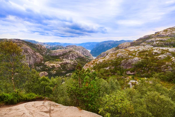 Bergen på väg till Preikestolen predikanter i fjord Lysef — Stockfoto