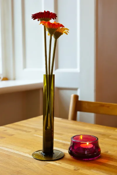 Vase with flowers on table in cafe — Stock Photo, Image