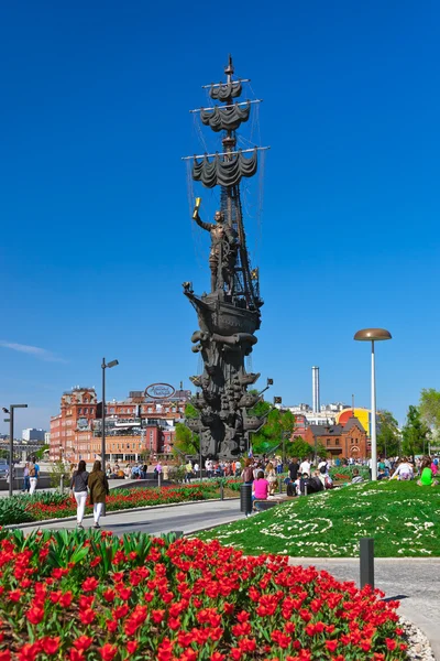 MOSCÚ, RUSIA - 05 DE SEPTIEMBRE: Caminando personas y monumento a Pe — Foto de Stock