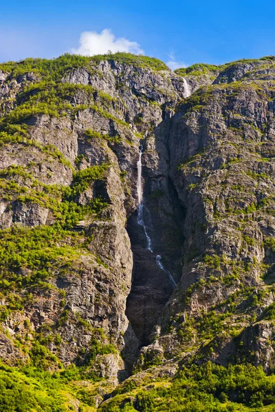 Vodopád ve fjordu sognefjord - Norsko — Stock fotografie