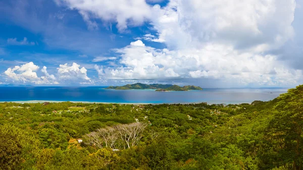 Panorama van het eiland Praslin en Mahe op de Seychellen — Stockfoto