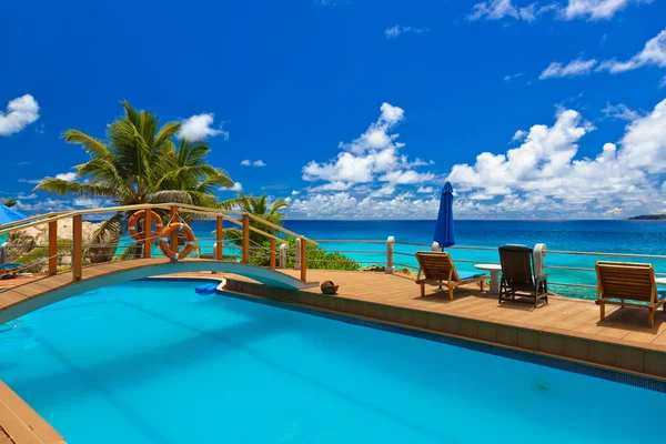 Zwembad op tropische strand - Seychellen — Stockfoto