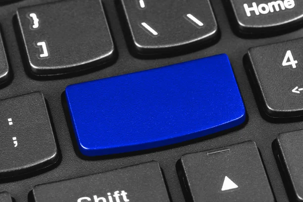 Computer notebook keyboard with blank blue key — Stock Photo, Image