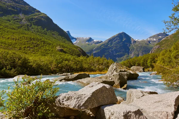 Cascade près du glacier Briksdal - Norvège — Photo