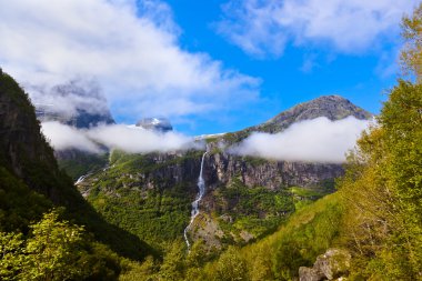 şelale yanında pik buzul - Norveç