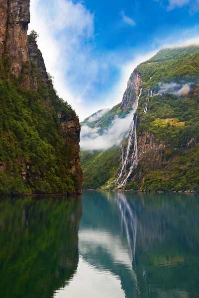 Wodospad w geiranger fiord Norwegii — Zdjęcie stockowe