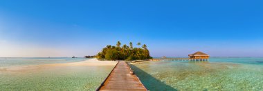 Tropik Maldivler adasındaki bungalovlar