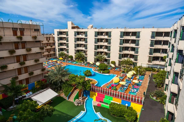 Piscina em hotel — Fotografia de Stock