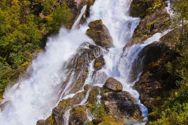 Waterval in de buurt van briksdal glacier - Noorwegen — Stockfoto