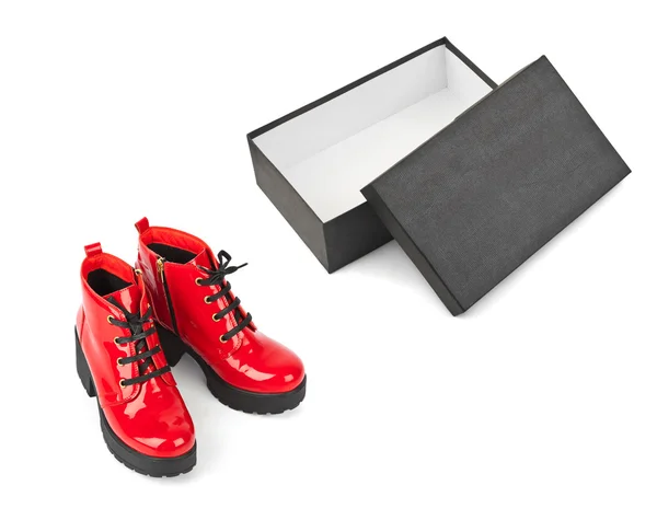 Zapatos rojos y caja abierta — Foto de Stock