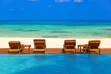 Şezlong ve Maldivler plaj havuzu