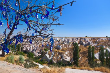 Kapadokya Türkiye'de ağaç ve nazar muska