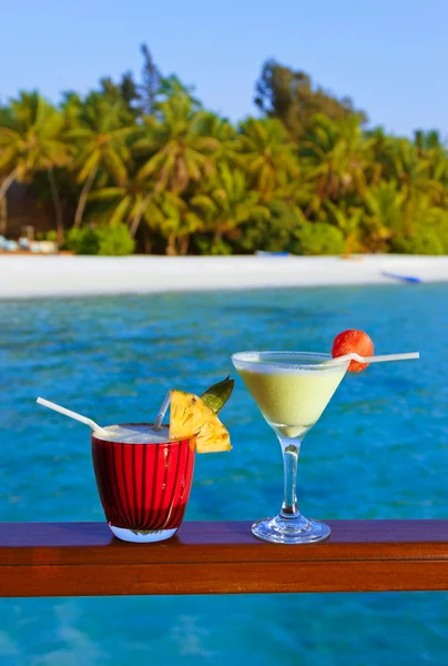 Fruit cocktail on Maldives beach — Stock Photo, Image