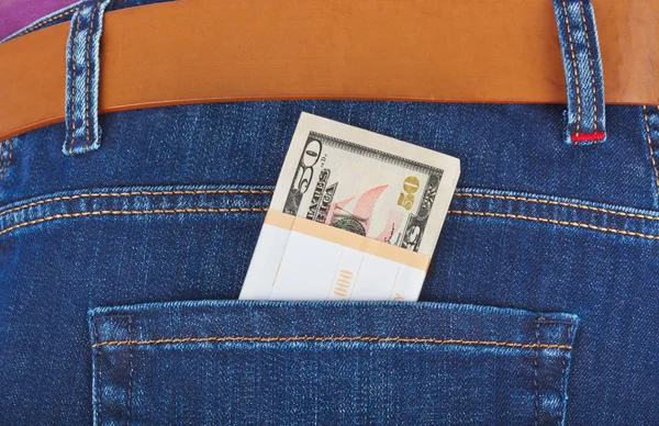 Χρήματα στην τσέπη τζιν — Φωτογραφία Αρχείου
