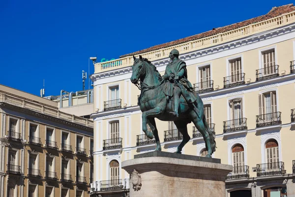 Heykelin üzerinde sol plaza madrid İspanya — Stok fotoğraf