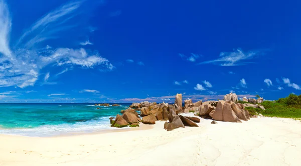 Panorama della spiaggia tropicale alle Seychelles — Foto Stock