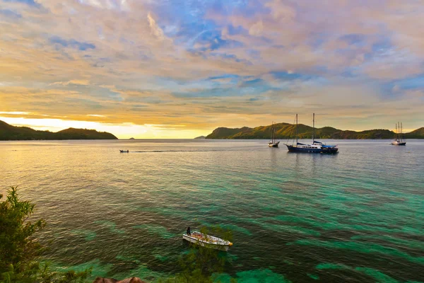 Tropischer Sonnenuntergang auf den Seychellen — Stockfoto