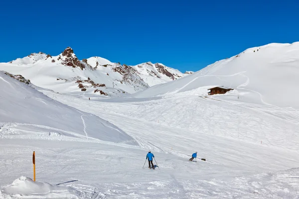 Sciatori presso la stazione sciistica di montagna Bad Hofgastein - Austria — Foto Stock