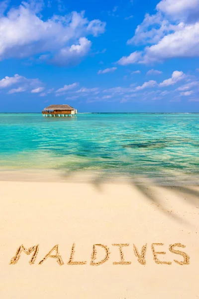 Palavra maldivas na praia — Fotografia de Stock