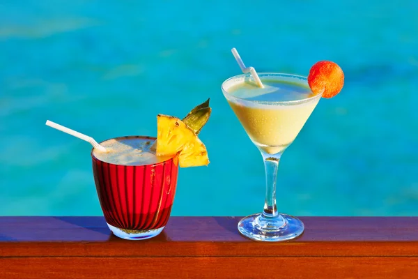 Cóctel de frutas en la playa de Maldivas — Foto de Stock