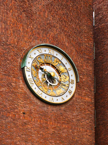 Horloge astronomique sur le mur Hôtel de ville - Oslo Norvège — Photo