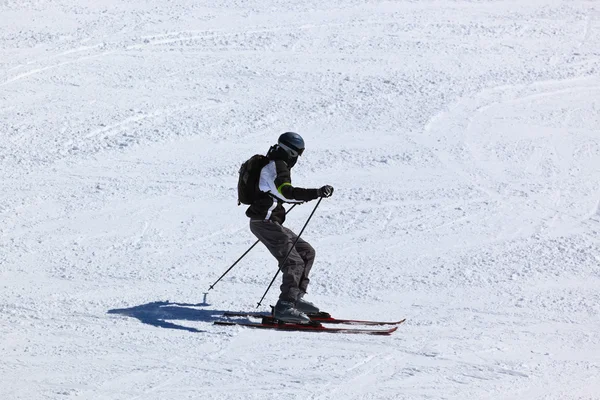 Skifahrer im Gebirgsskigebiet innsbruck - Österreich — Stockfoto