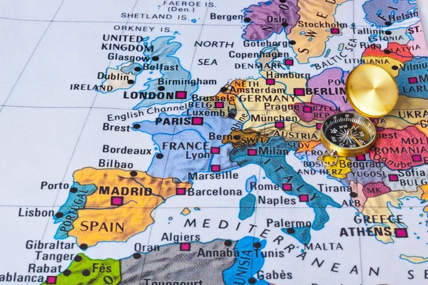 Карта Европы и компас — стоковое фото