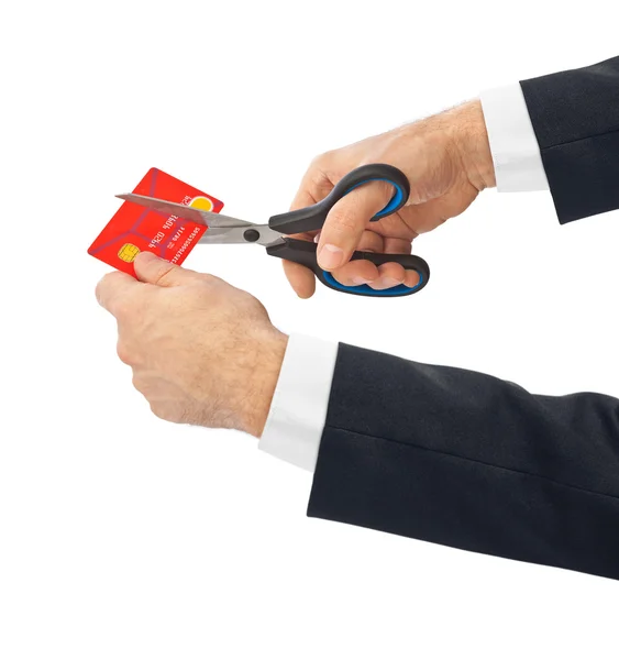 Ножницы режут старые кредитные карты — стоковое фото
