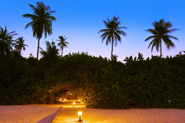 Spiaggia sul molo al tramonto - Maldive — Foto Stock