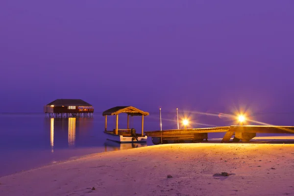 Brygga stranden i solnedgången - Maldiverna — Stockfoto