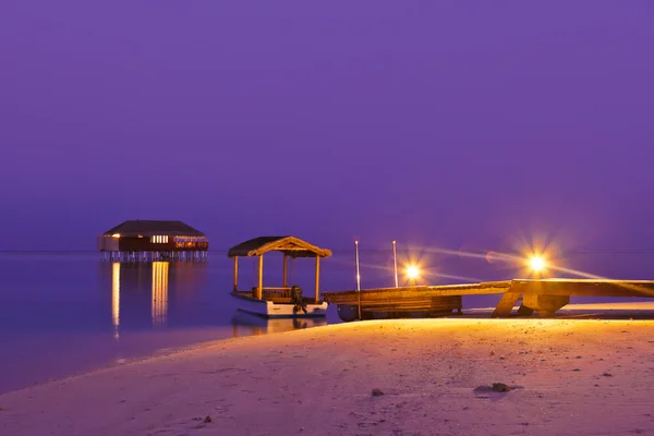 Steg Strand bei Sonnenuntergang - Malediven — Stockfoto