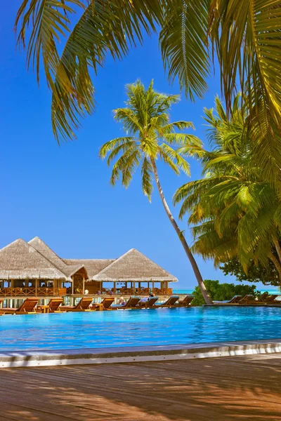 S bazénem a kavárnu na Maledivy beach — Stock fotografie