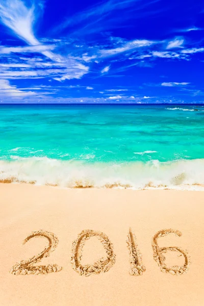 Числа 2016 на пляжі — стокове фото