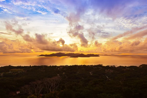 Ön praslin seychelles i solnedgången — Stockfoto