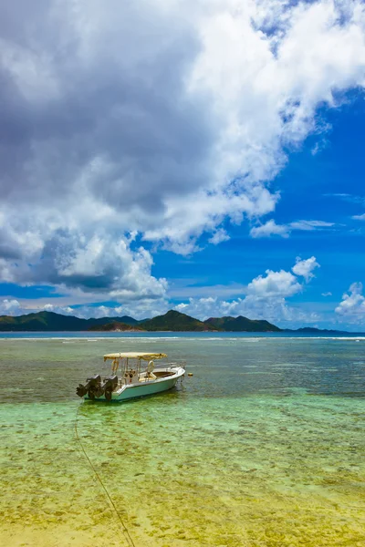 Tropical island at Seychelles and boats — Stock Photo, Image