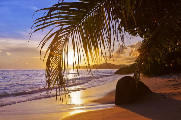 Pôr do sol na praia Fonte D 'Argent em Seychelles — Fotografia de Stock