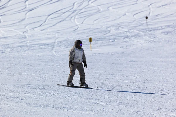 Narciarz w górach narty ośrodek innsbruck - austria — Zdjęcie stockowe