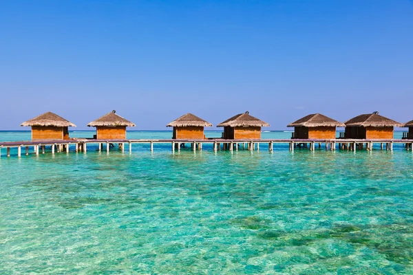 Bungalows on tropical Maldives island — Stock Photo, Image