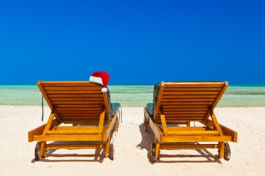 Noel Baba kırmızı Noel şapka ve tropikal plaj sandalye