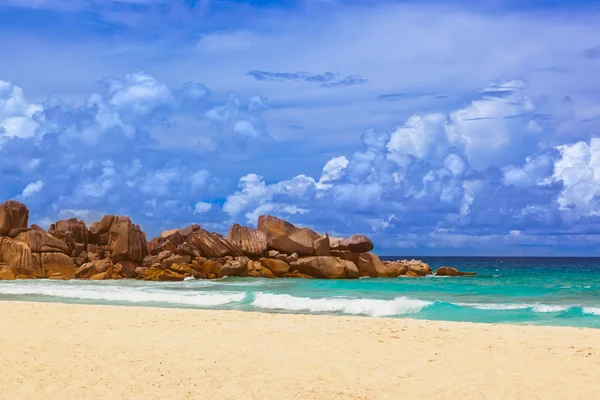 Tropischer Strand auf den Seychellen — Stockfoto