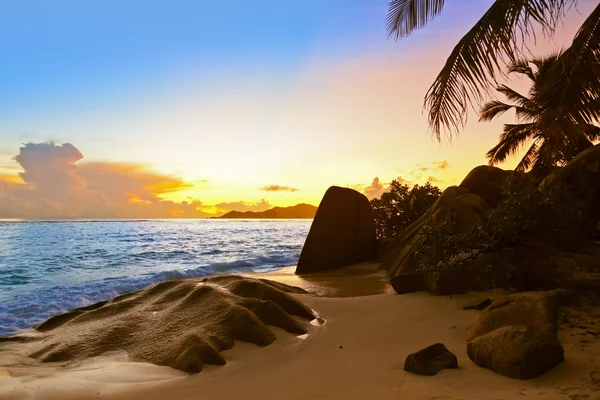 Pôr do sol na praia Fonte D 'Argent em Seychelles — Fotografia de Stock