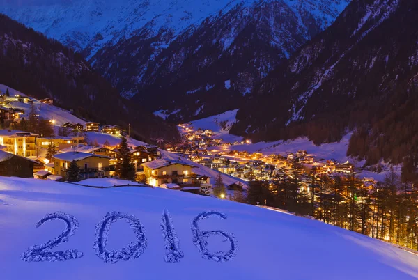2016 auf Schnee in den Bergen - solden austria — Stockfoto