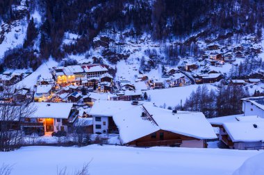Gün batımında dağlarda kayak merkezi Solden Avusturya
