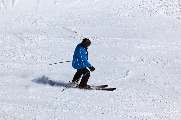 Лыжник на горнолыжном курорте Инсбрук - Австрия — стоковое фото