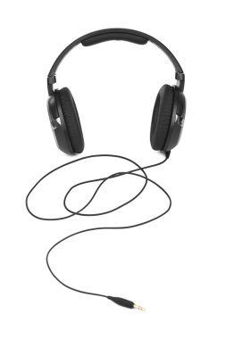 Beyaz arkaplanda izole kulaklıklar