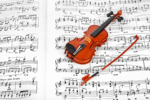 Violino de brinquedo e folha de música — Fotografia de Stock