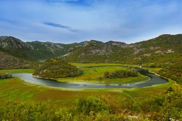 Rijeka Crnojevica rivier in de buurt van Đurađ Lake - Montenegro — Stockfoto